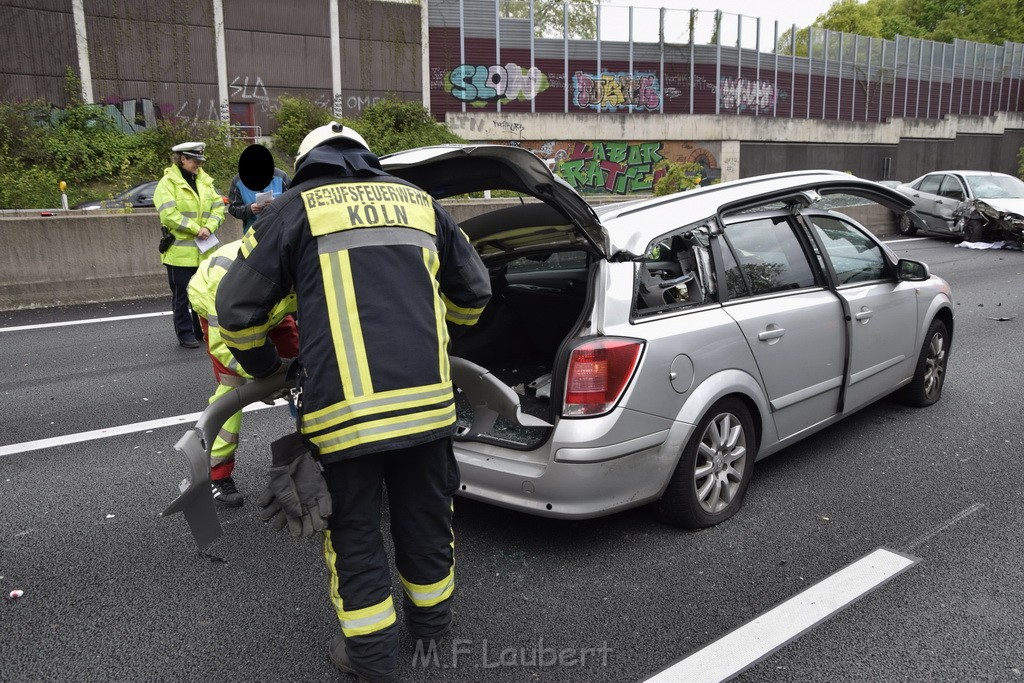 VU Auffahrunfall A 3 Rich Oberhausen kurz vor AS Koeln Dellbrueck P109.JPG - Miklos Laubert